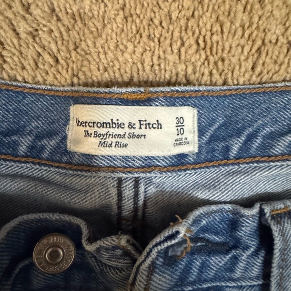 Abercrombie Distressed Women's jean Shorts - Picture 3 of 3